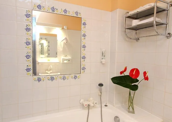 Logis Le Prieure Hotel 2*
