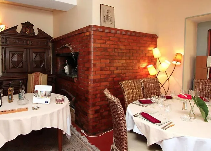 Logis Le Prieure Hotel 2*